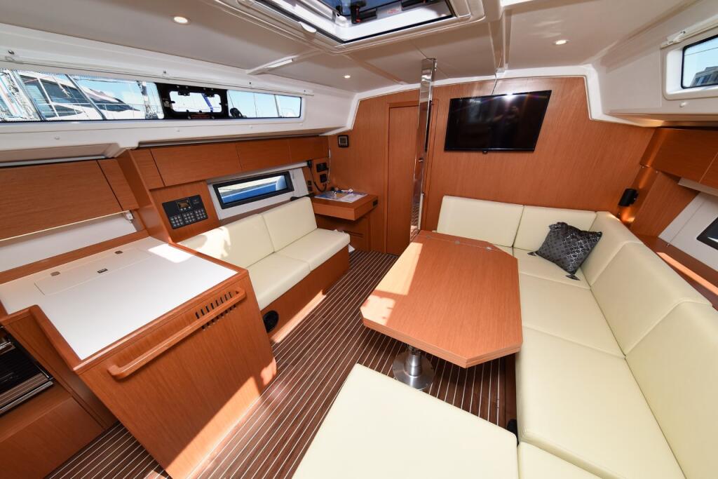 Sailing yacht 