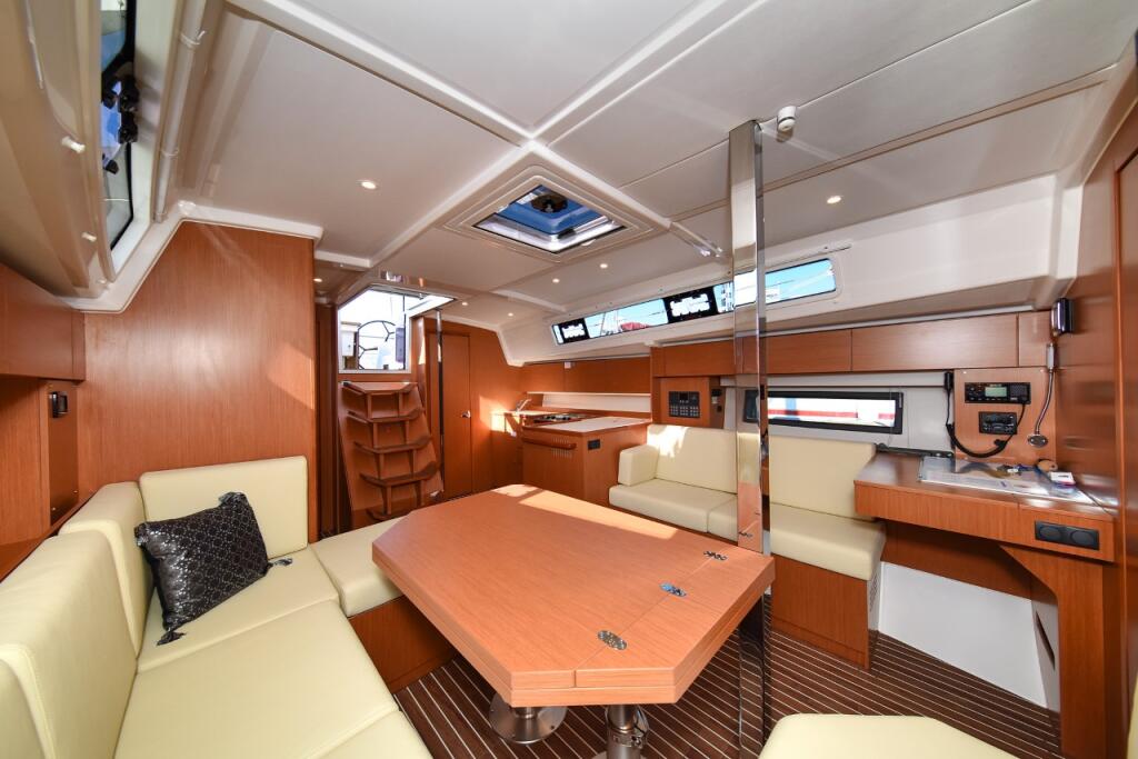 Sailing yacht 