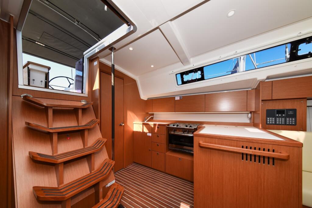 Sailing yacht 