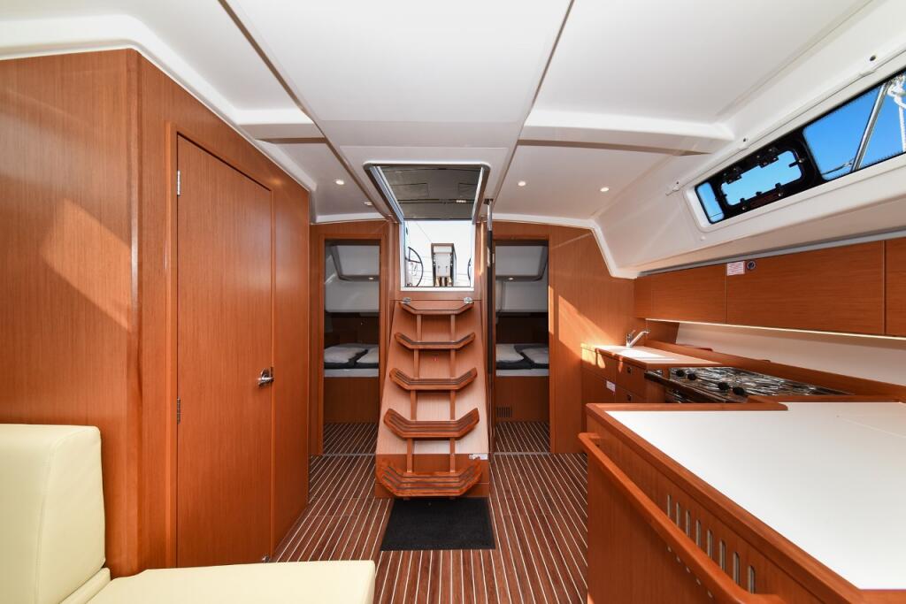 Sailing yacht 
