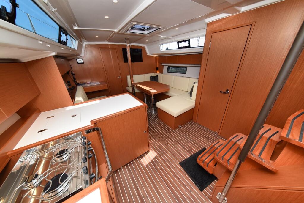 Sailing yacht 
