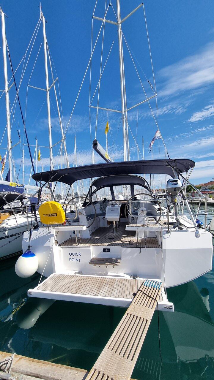 Sailing yacht 