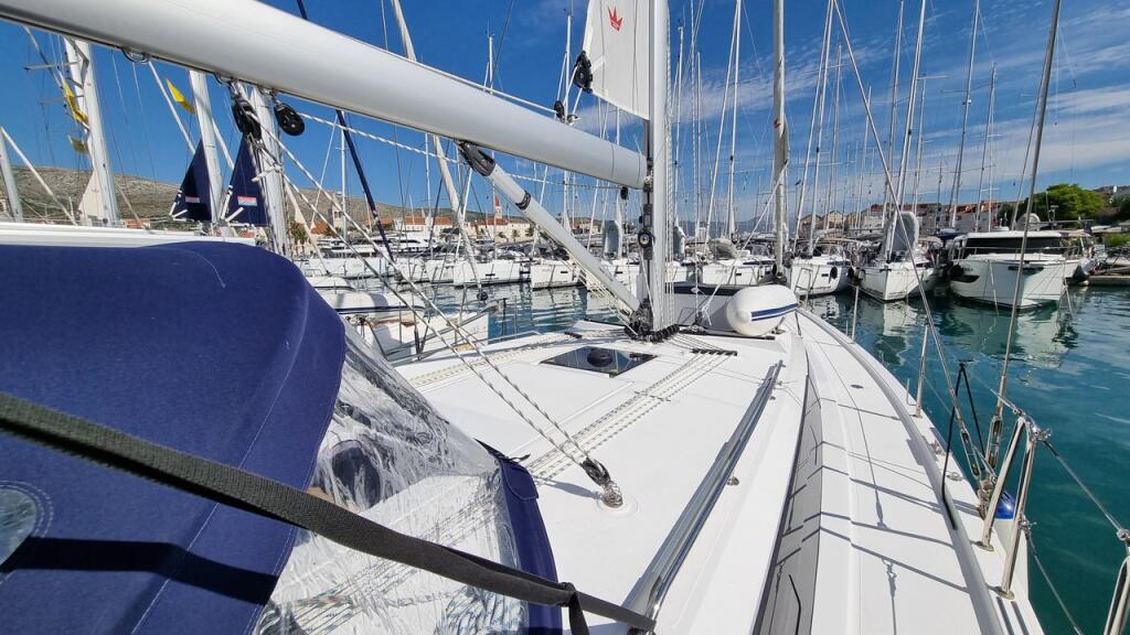 Sailing yacht 