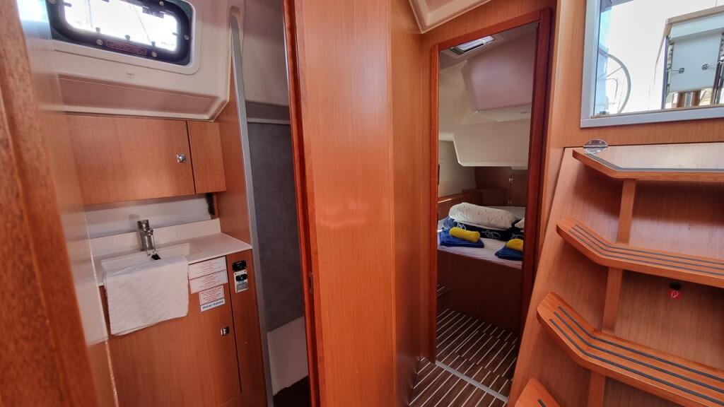 Sailing yacht 