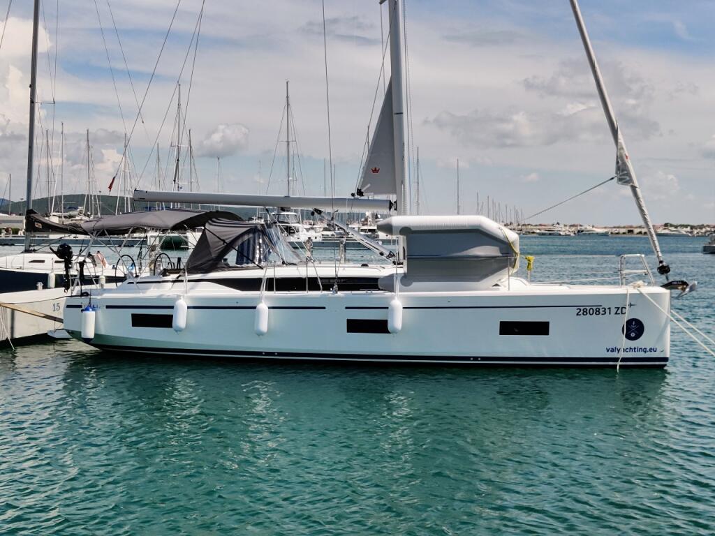 Sailing yacht 