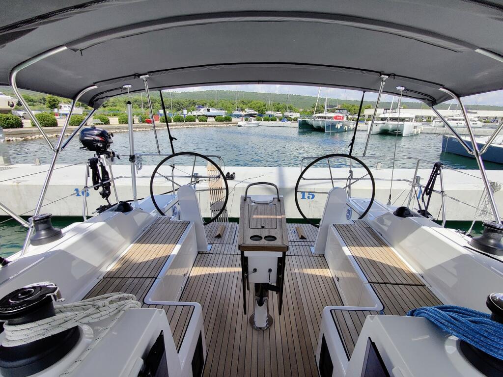 Sailing yacht 