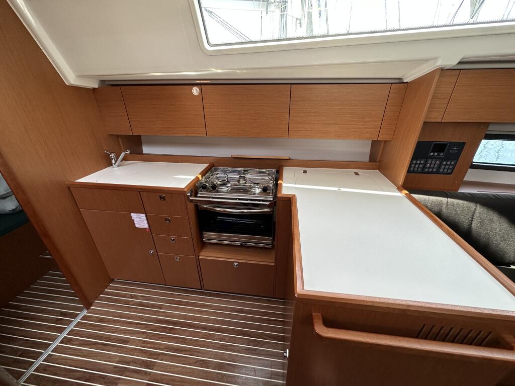 Sailing yacht 