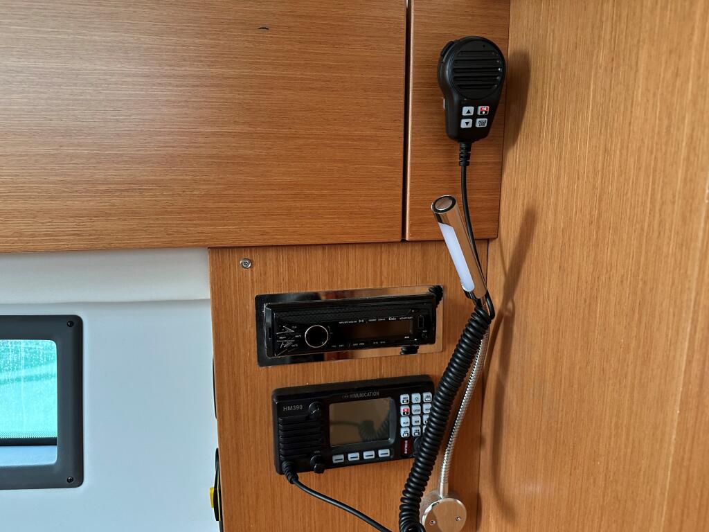 Sailing yacht 