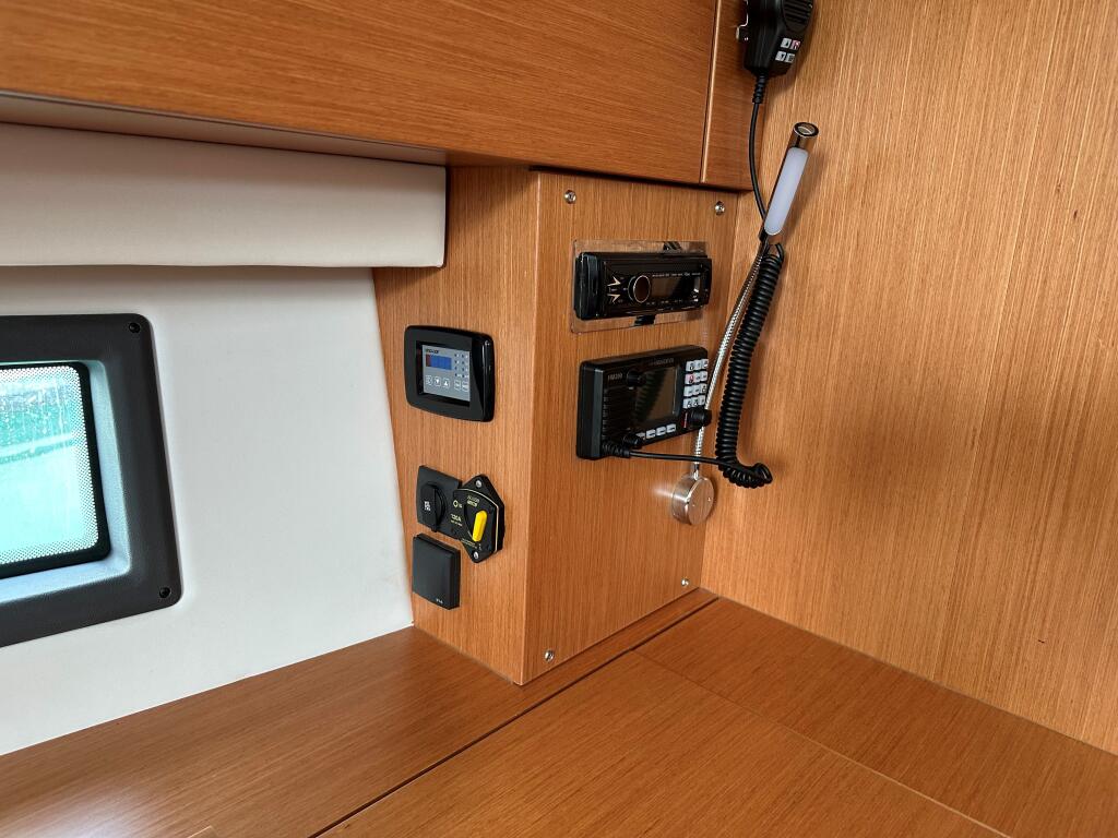 Sailing yacht 