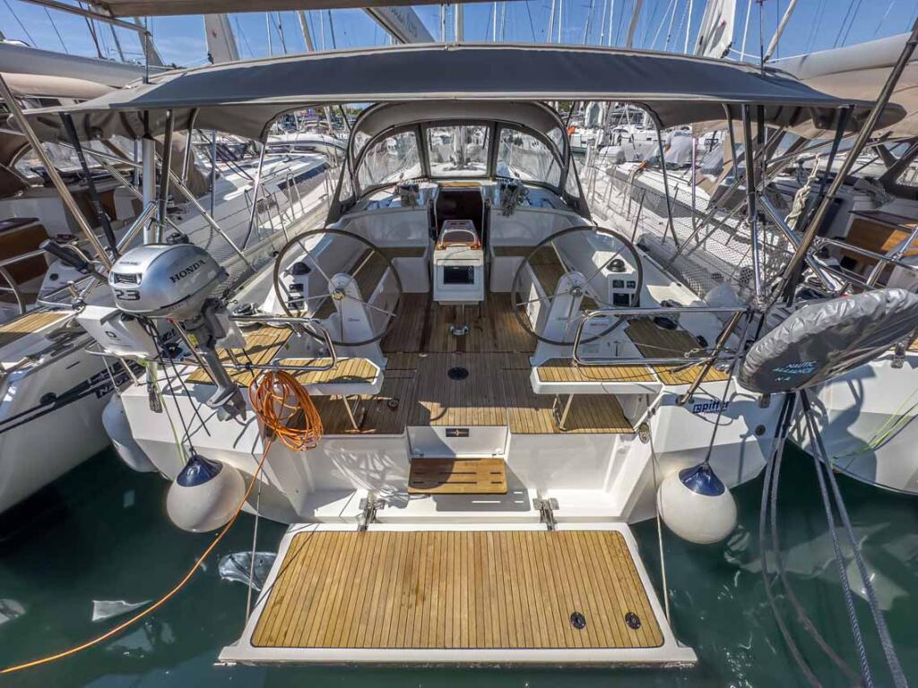 Sailing yacht 