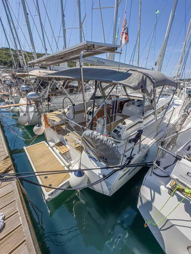 Sailing yacht 