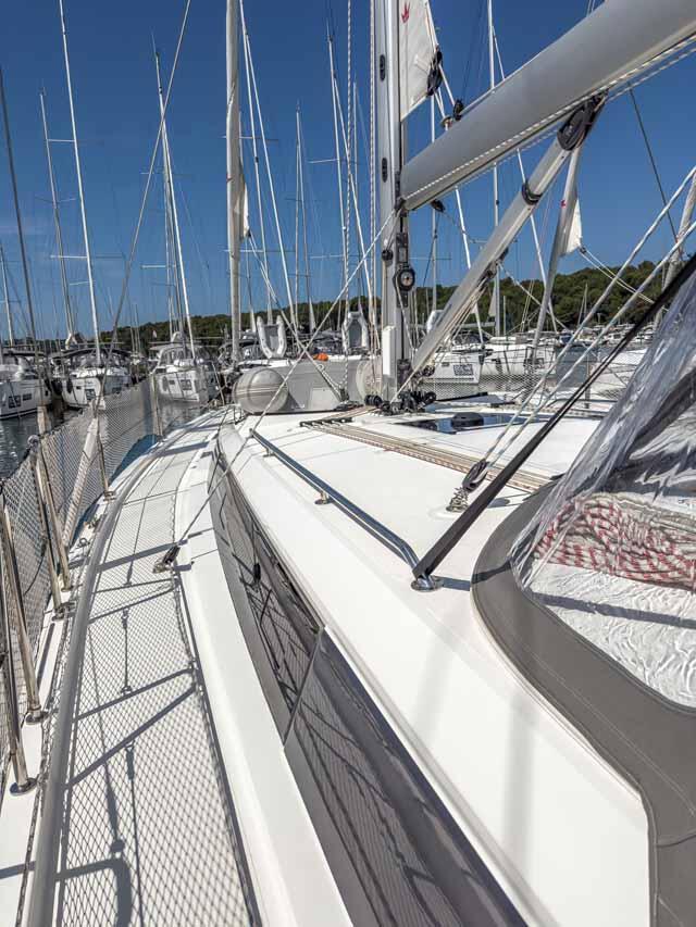 Sailing yacht 