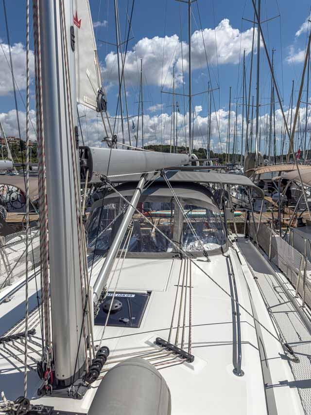 Sailing yacht 