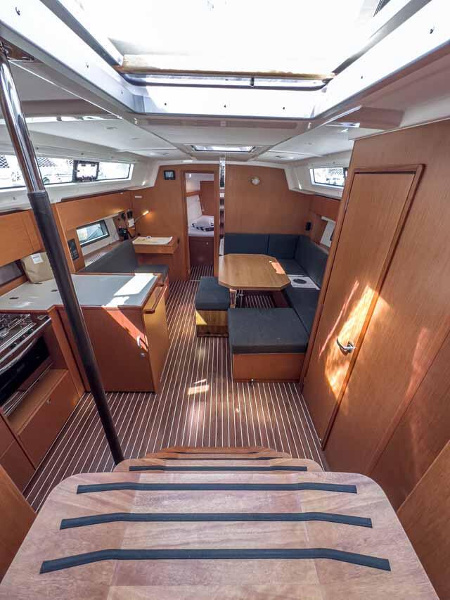Sailing yacht 