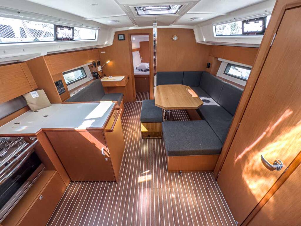 Sailing yacht 