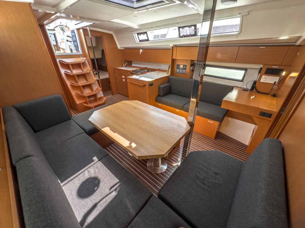 Sailing yacht 