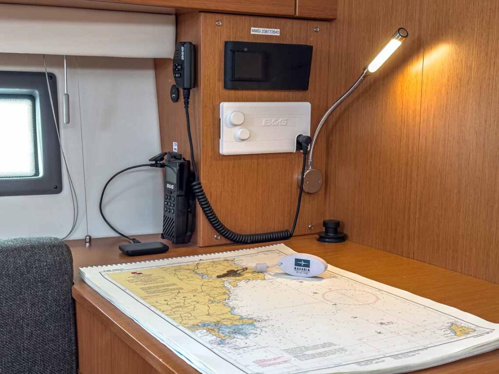 Sailing yacht 