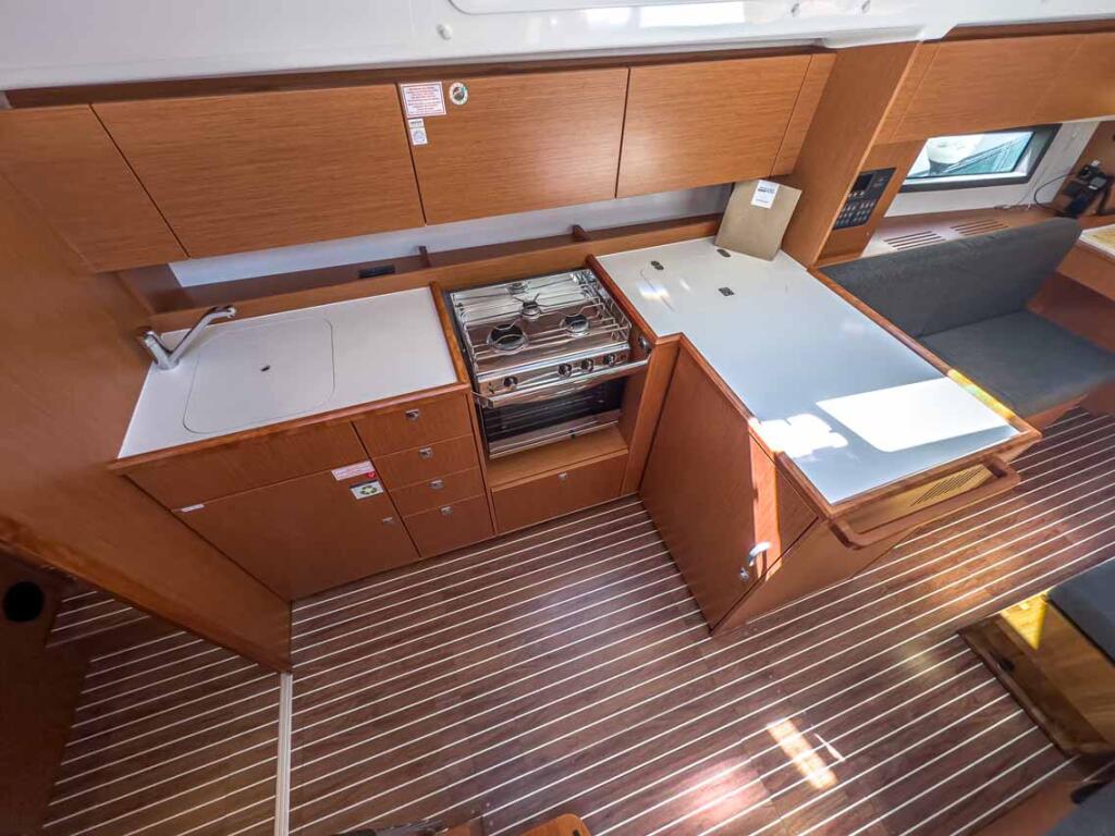 Sailing yacht 