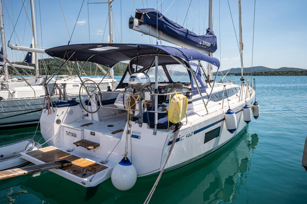 Sailing yacht 