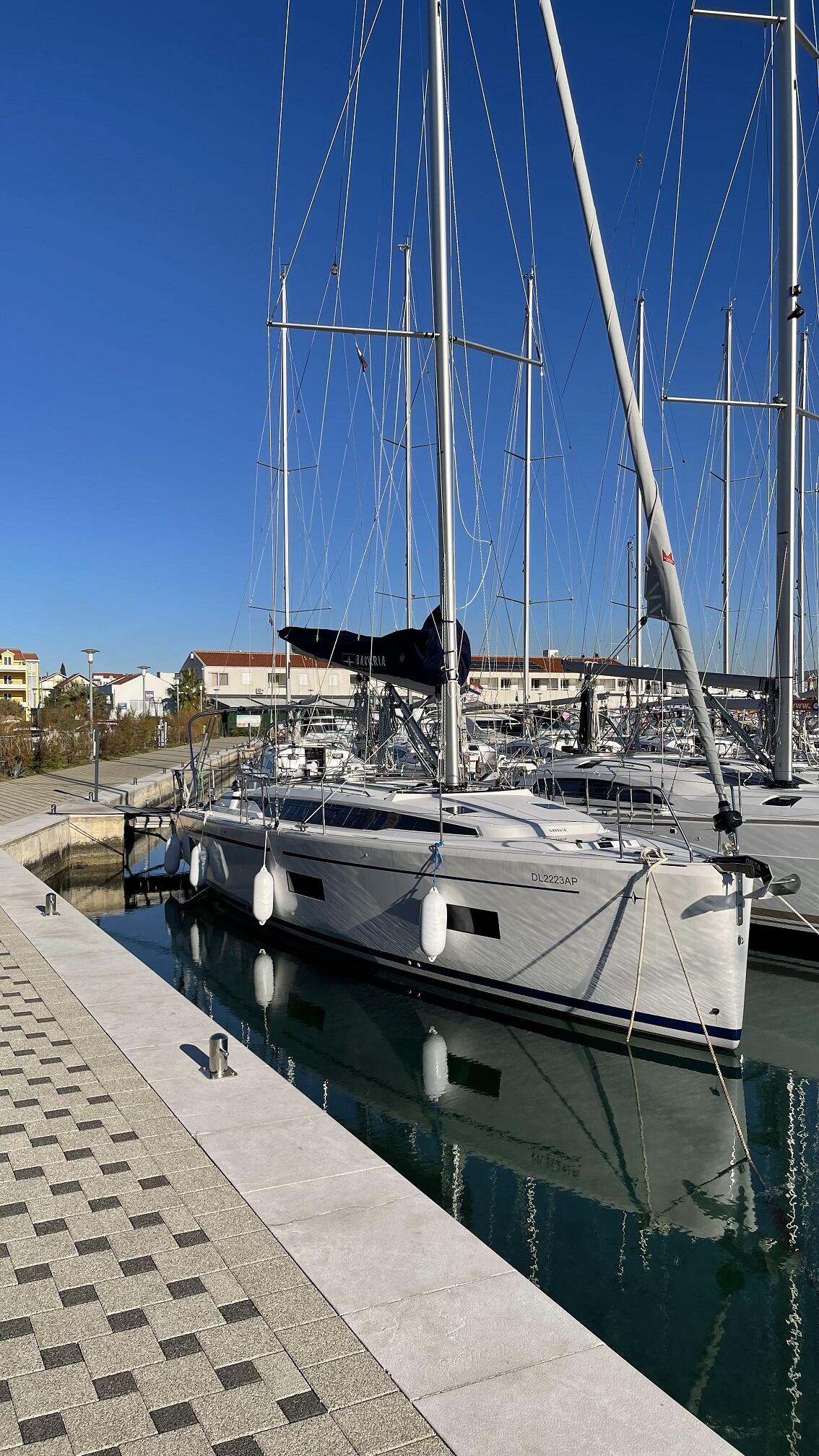 Sailing yacht 