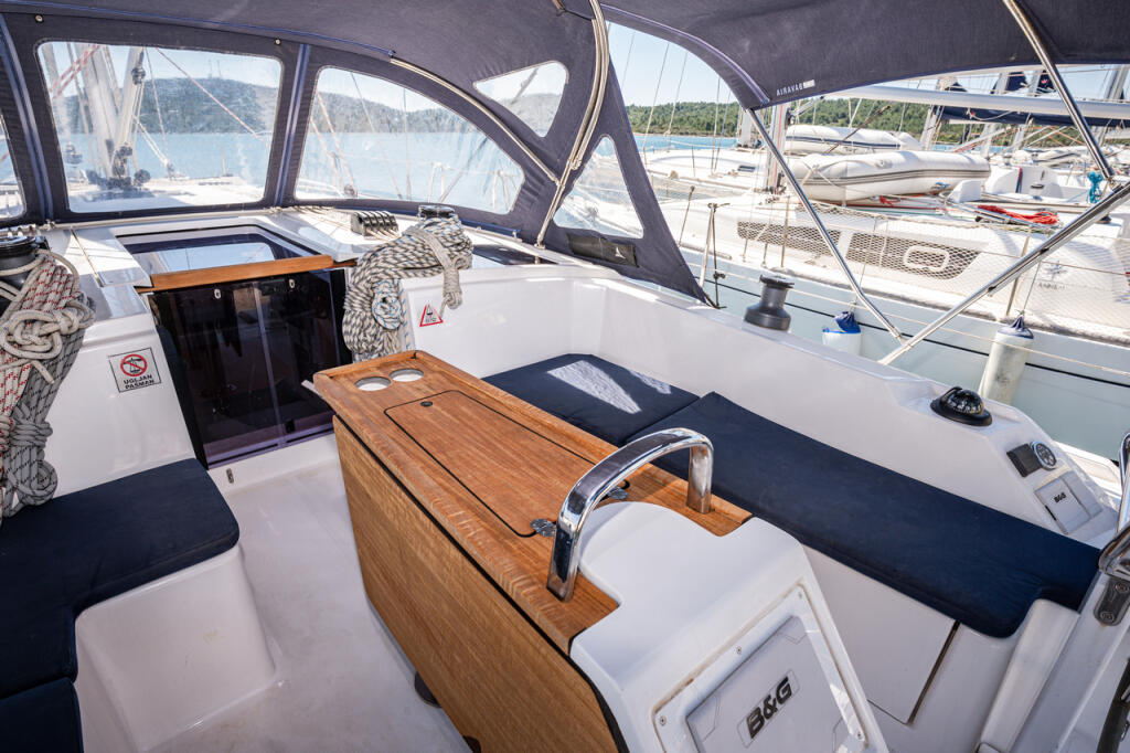 Sailing yacht 