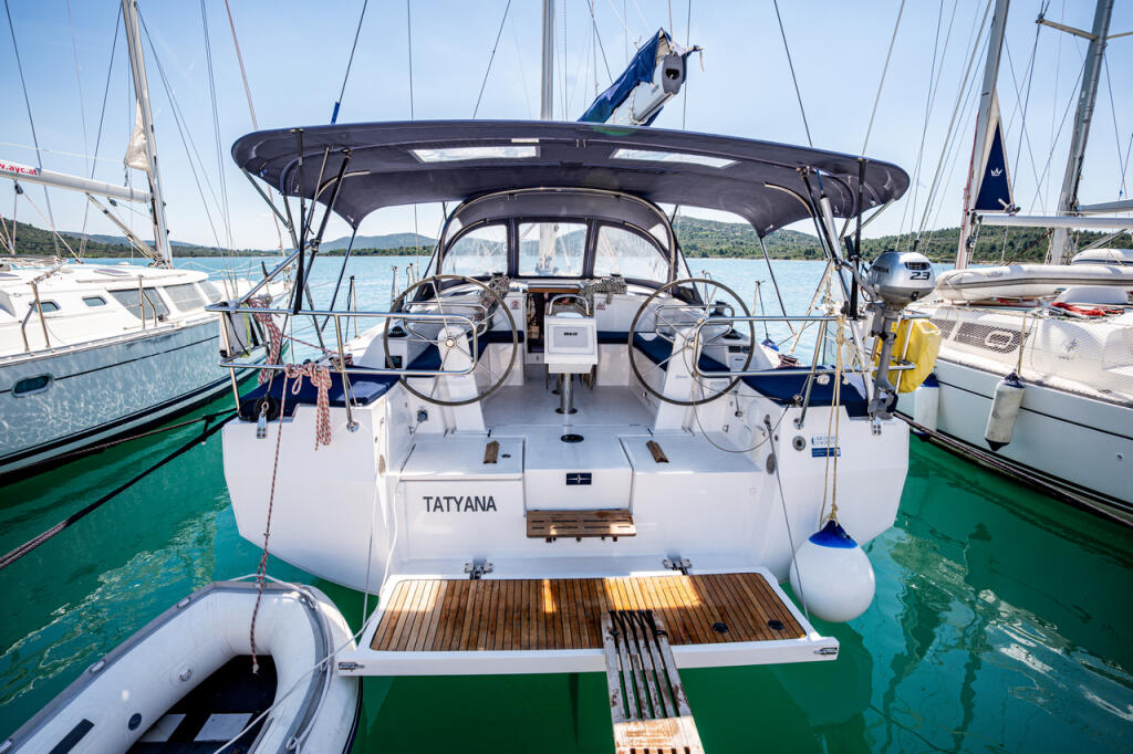 Sailing yacht 