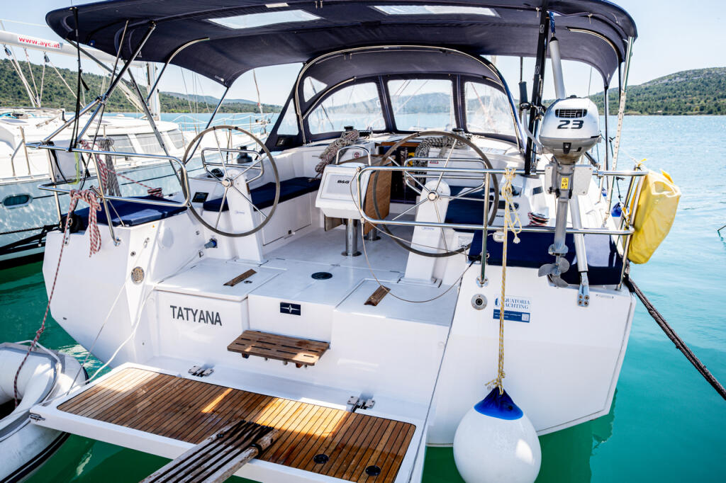 Sailing yacht 