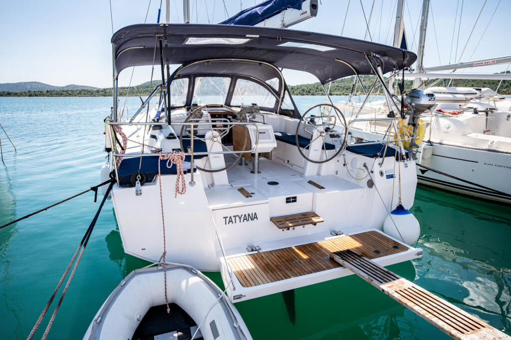 Sailing yacht 