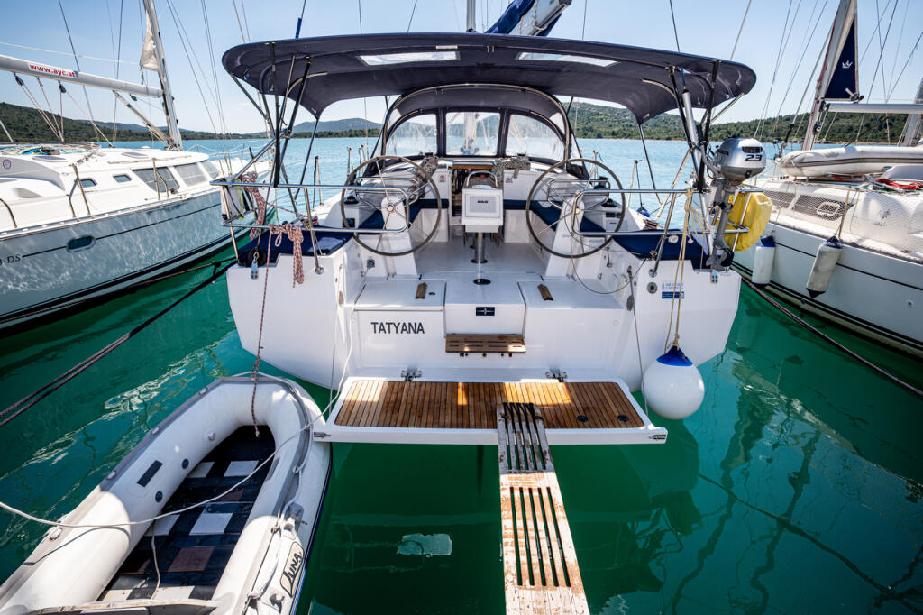 Sailing yacht 