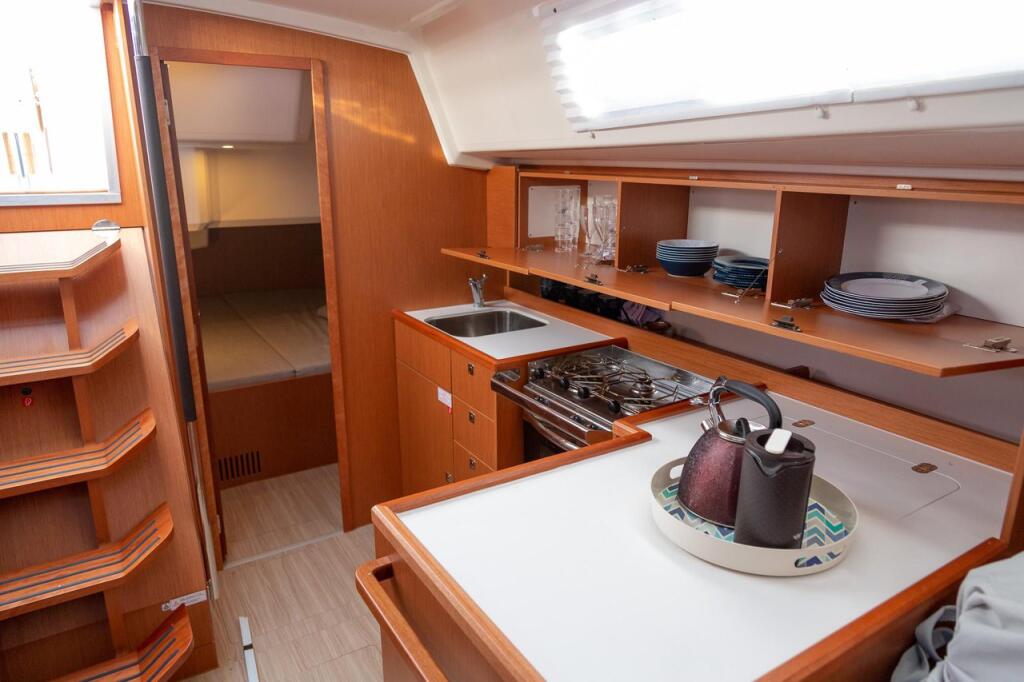 Sailing yacht 