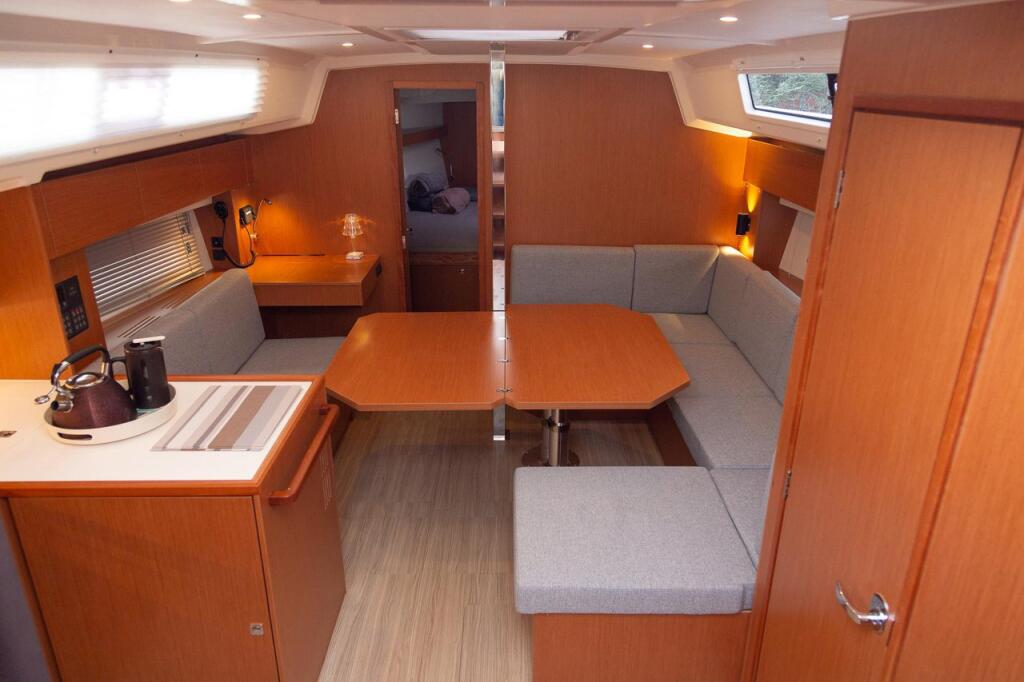 Sailing yacht 