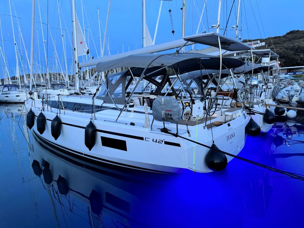 Sailing yacht 