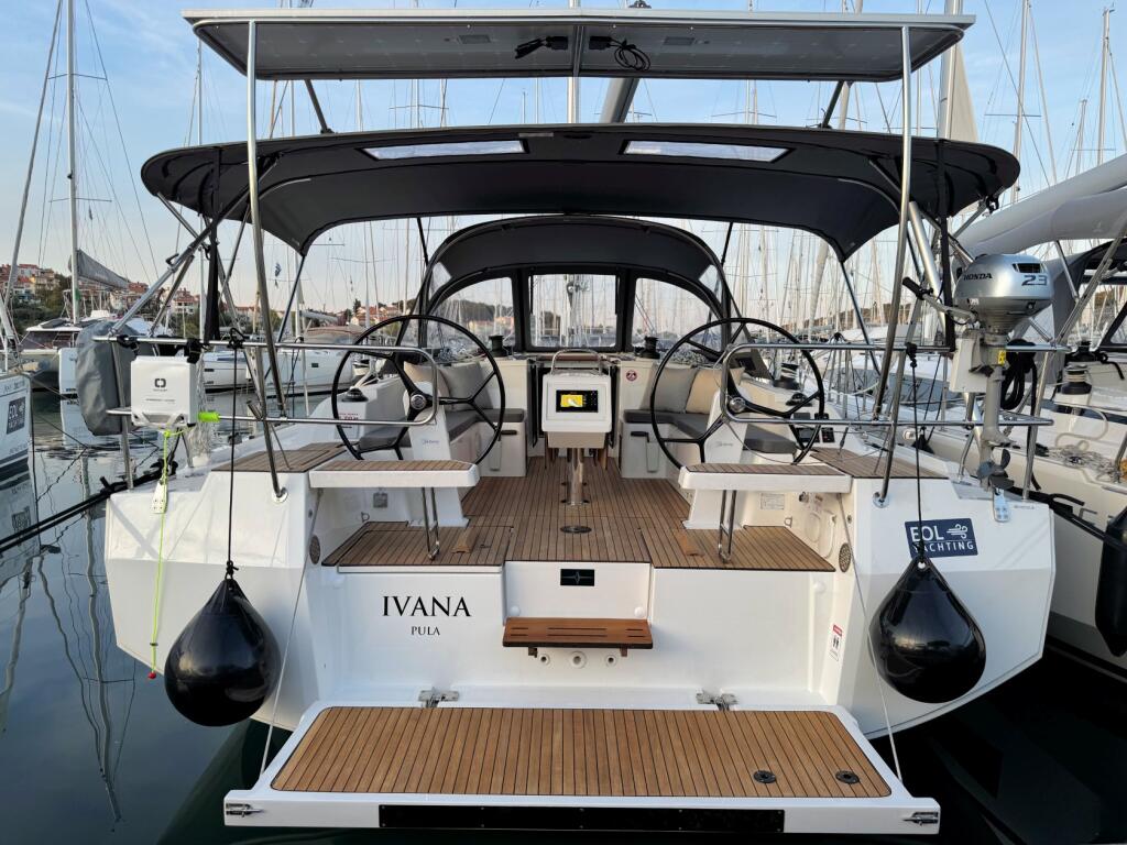 Sailing yacht 
