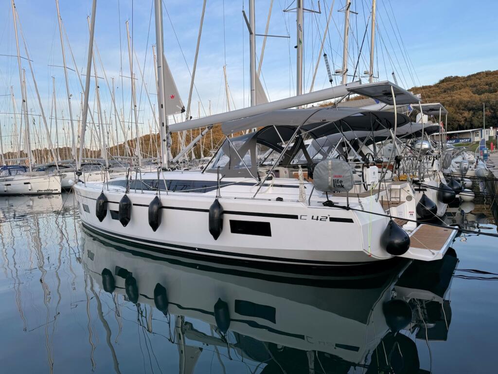 Sailing yacht 