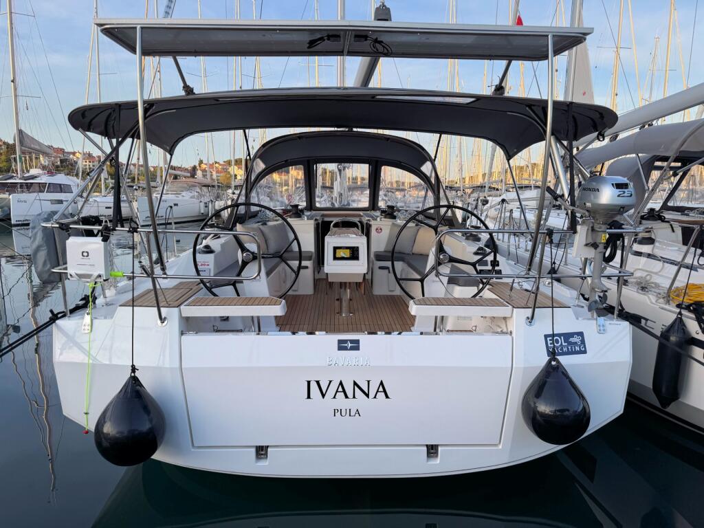 Sailing yacht 