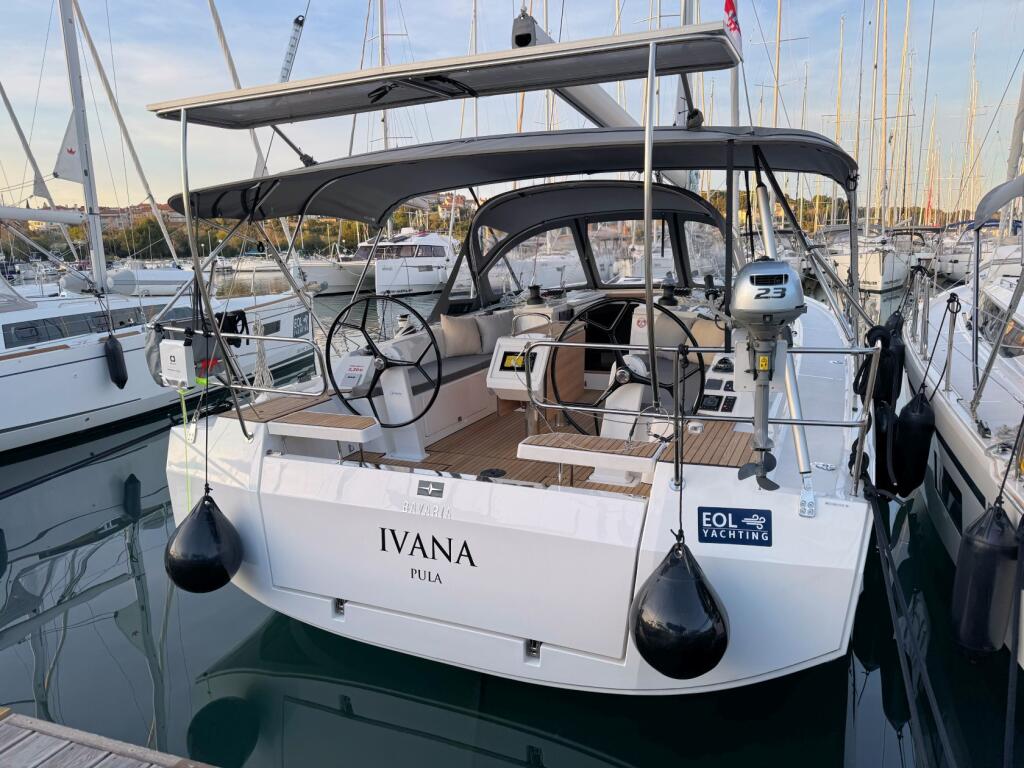 Sailing yacht 