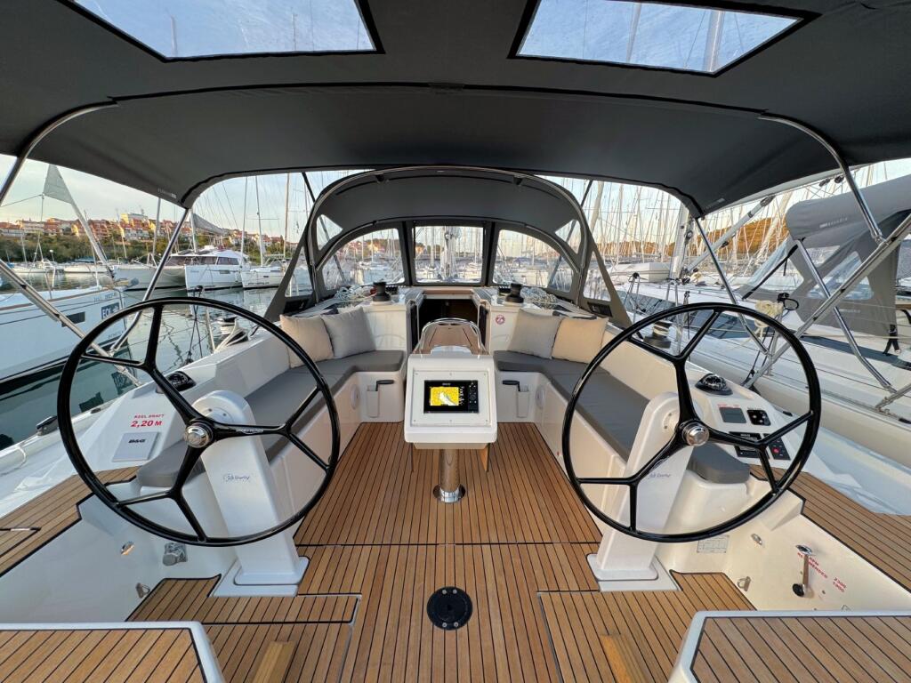 Sailing yacht 