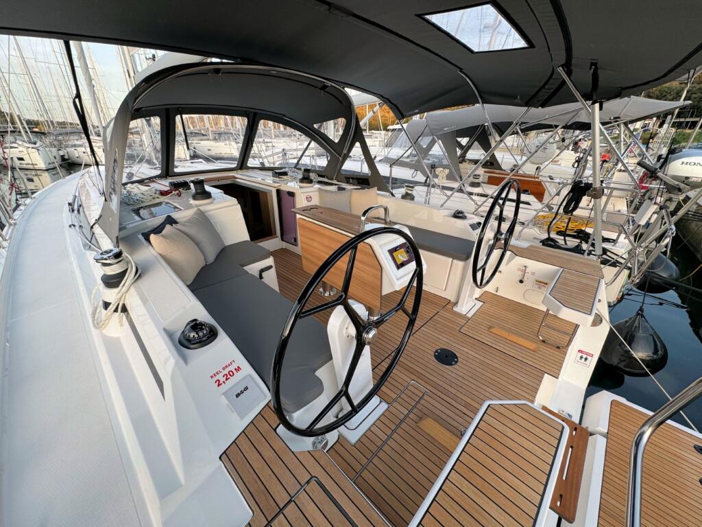 Sailing yacht 