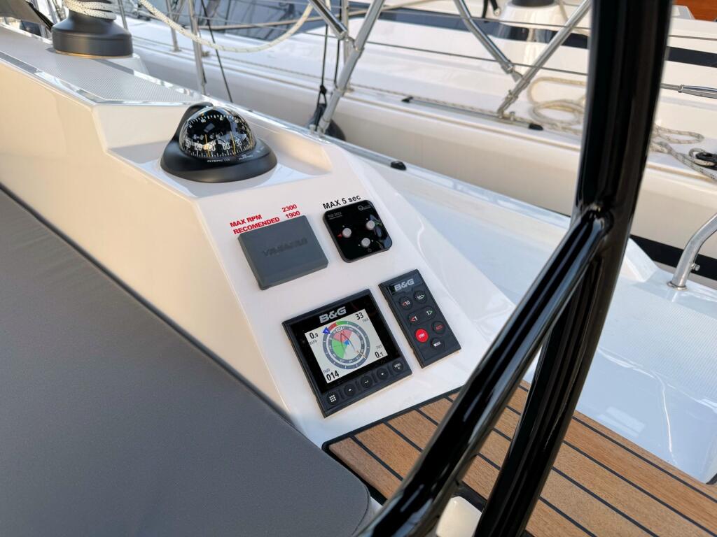 Sailing yacht 