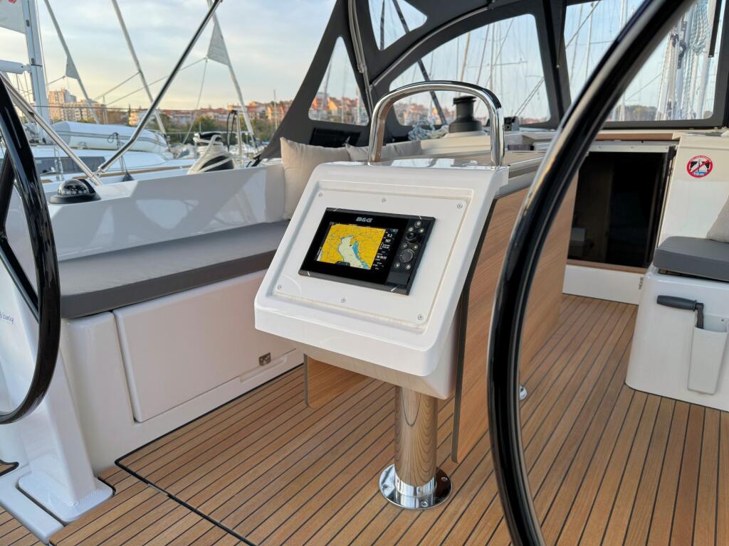 Sailing yacht 