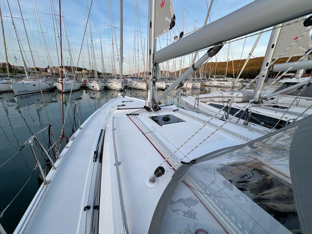 Sailing yacht 