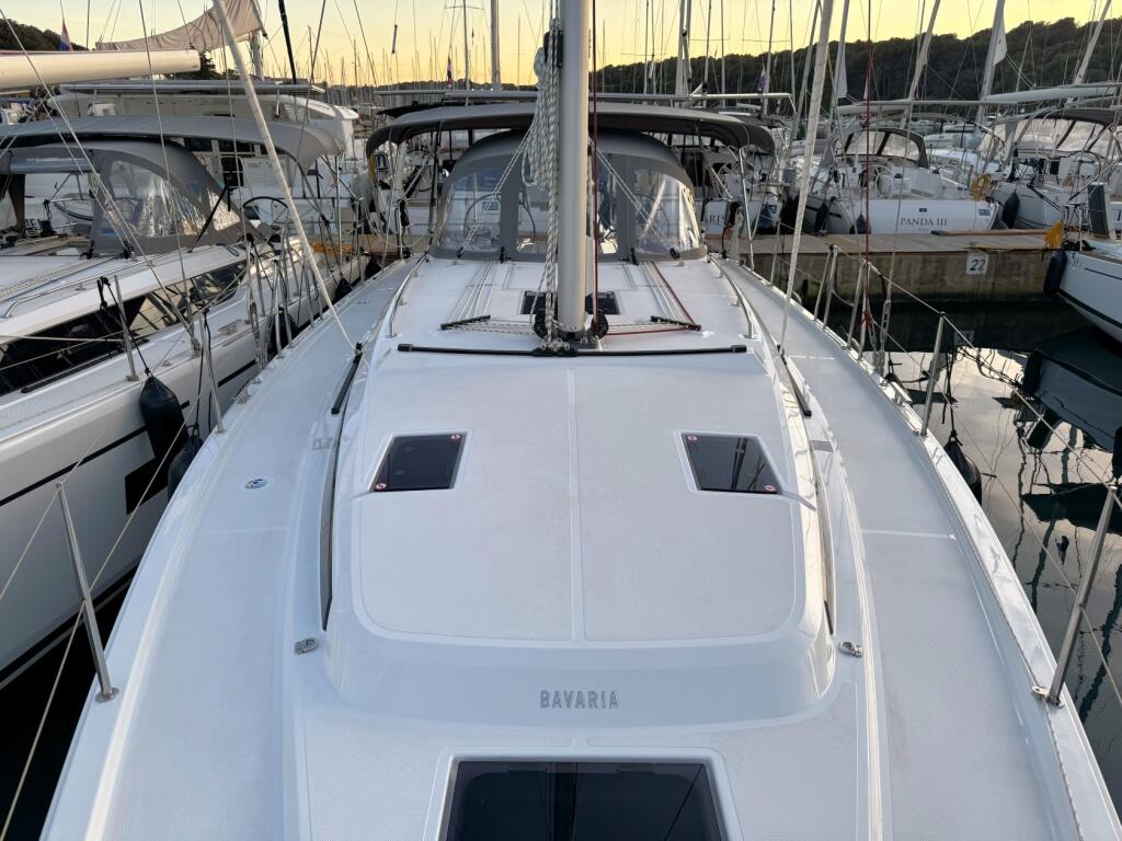 Sailing yacht 