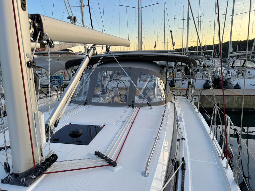 Sailing yacht 