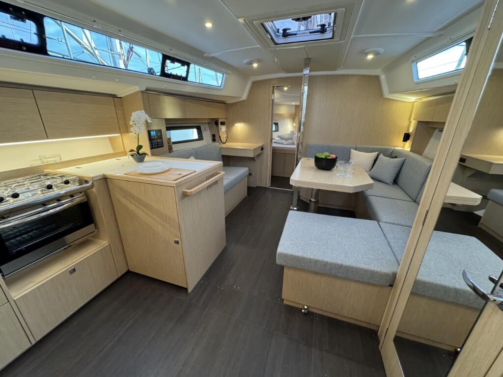 Sailing yacht 