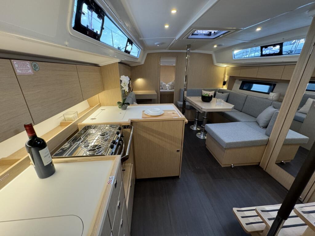 Sailing yacht 