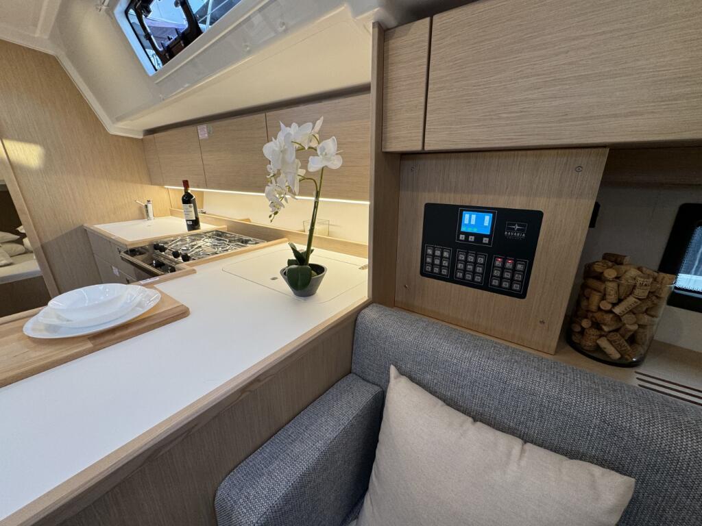 Sailing yacht 