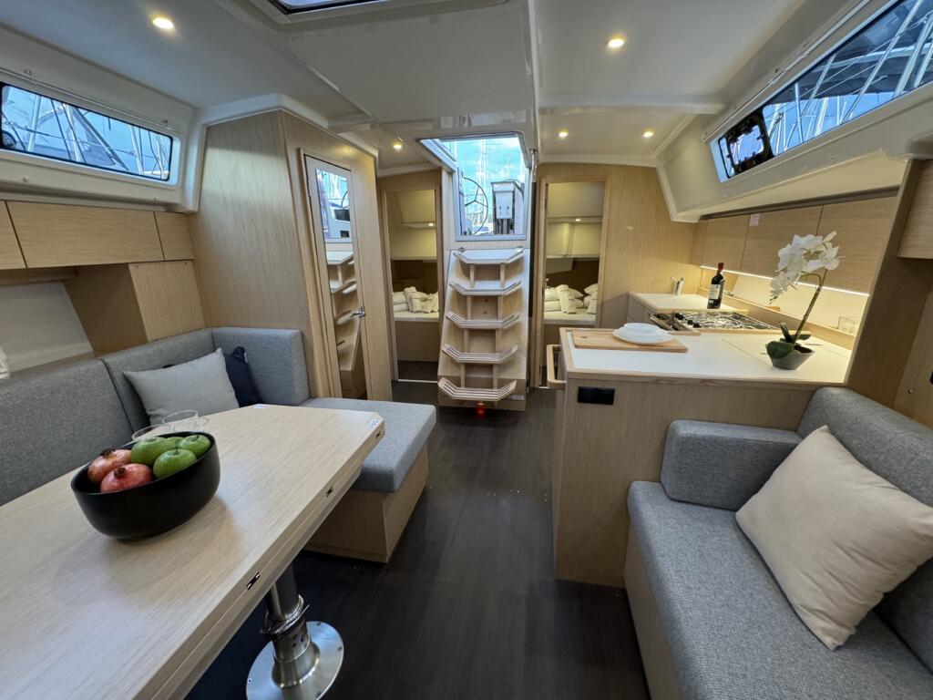 Sailing yacht 