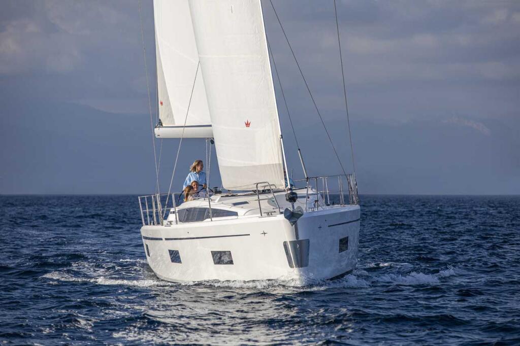 Sailing yacht 
