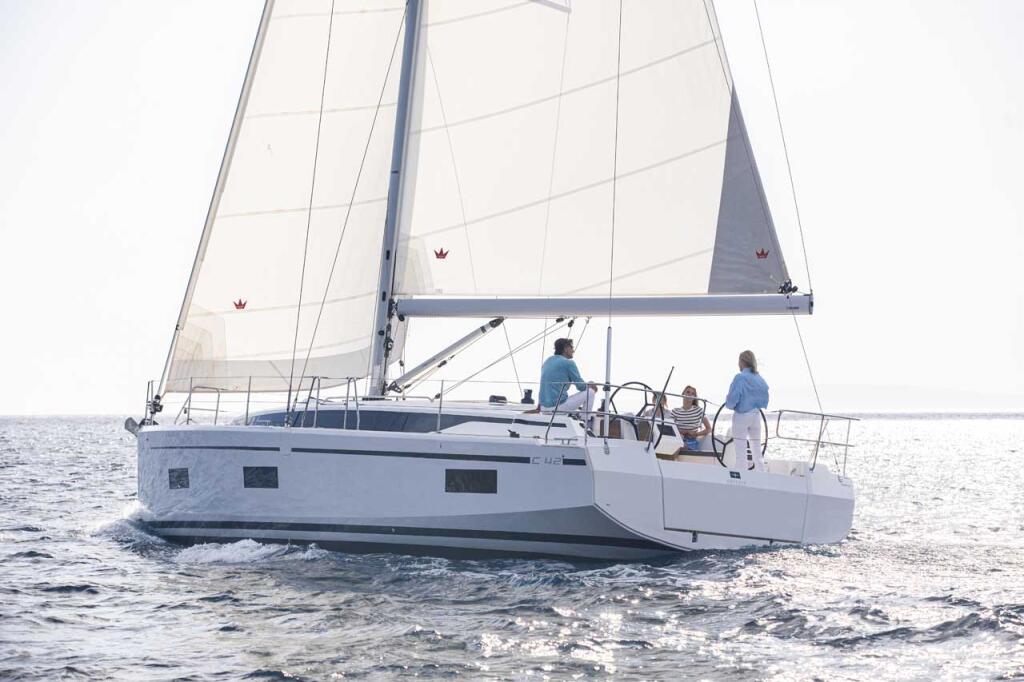 Sailing yacht 
