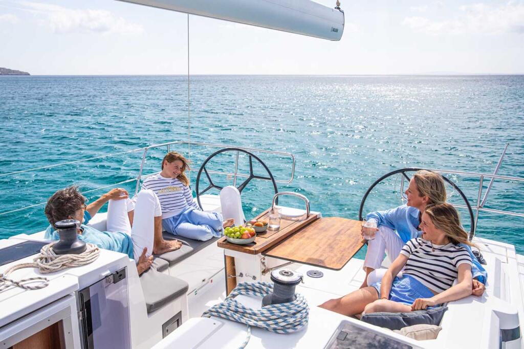 Sailing yacht 